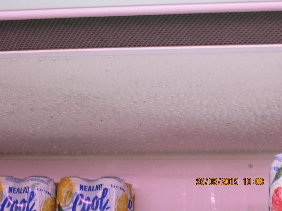 V chladiacej vitríne s pivom výskyt tmavého povlaku a súvislej vrstvy kondenzu po celej vrchnej časti vitríny.