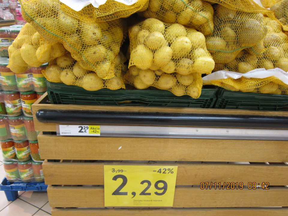 V ponuke na predaj niekoľko odrôd praných zemiakov balených, na etikete uvedená informácia" Zemiaky neskoré neprané". 