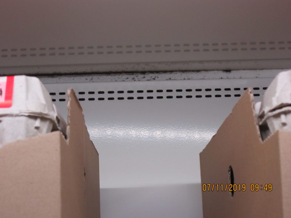 V chladiacej vitríne na čerstvé vajcia v hornej časti regálov výskyt čiernej plesne a prachu.