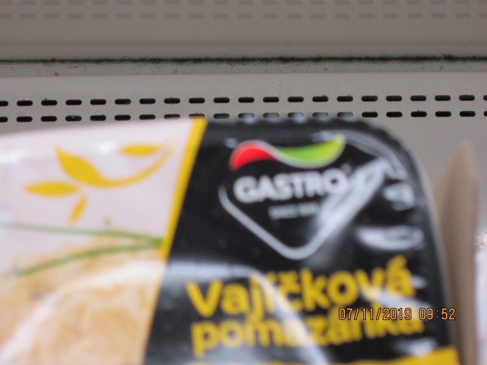 V chladiacej vitríne na lahôdkové výrobky v hornej časti regálov výskyt čiernej plesne a prachu.