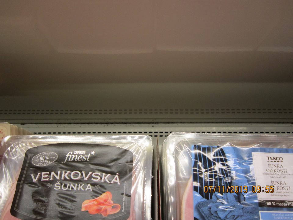 V chladiacej vitríne na mäsové výrobky v hornej časti regálov výskyt čiernej plesne a prachu.