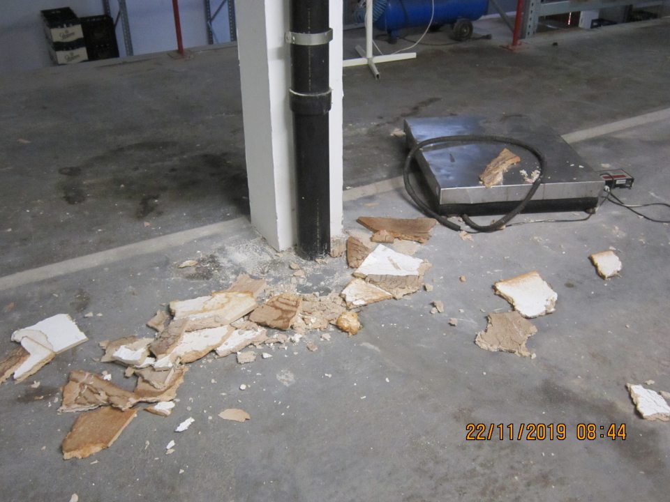 V sklade na poschodí je na podlahe stavebný odpad z rozbitej stropnej kazety.