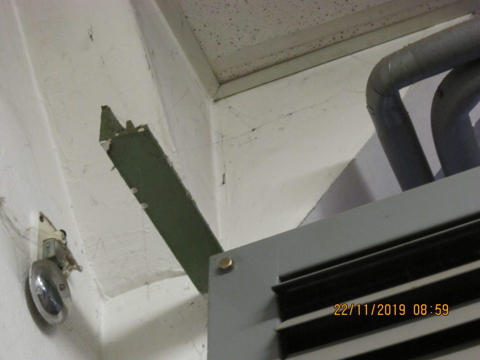  Na rôznych miestach v sklade potravín je zistený výskyt pavučín.