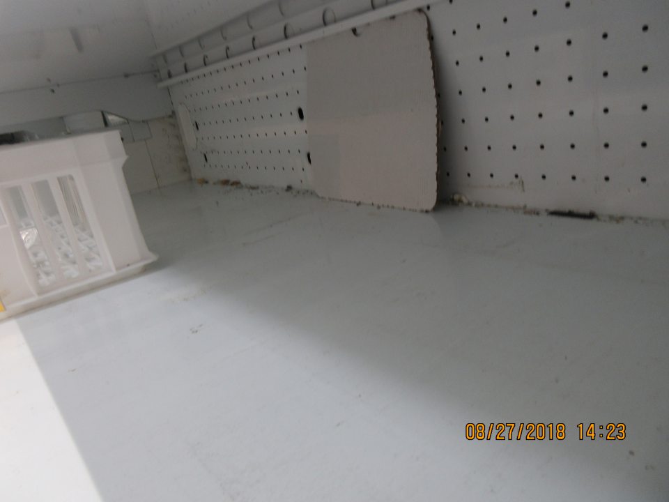 Znečistená ložná plocha chladiacej vitríny na uchovávanie potravín -knedľa, syry,vajcia