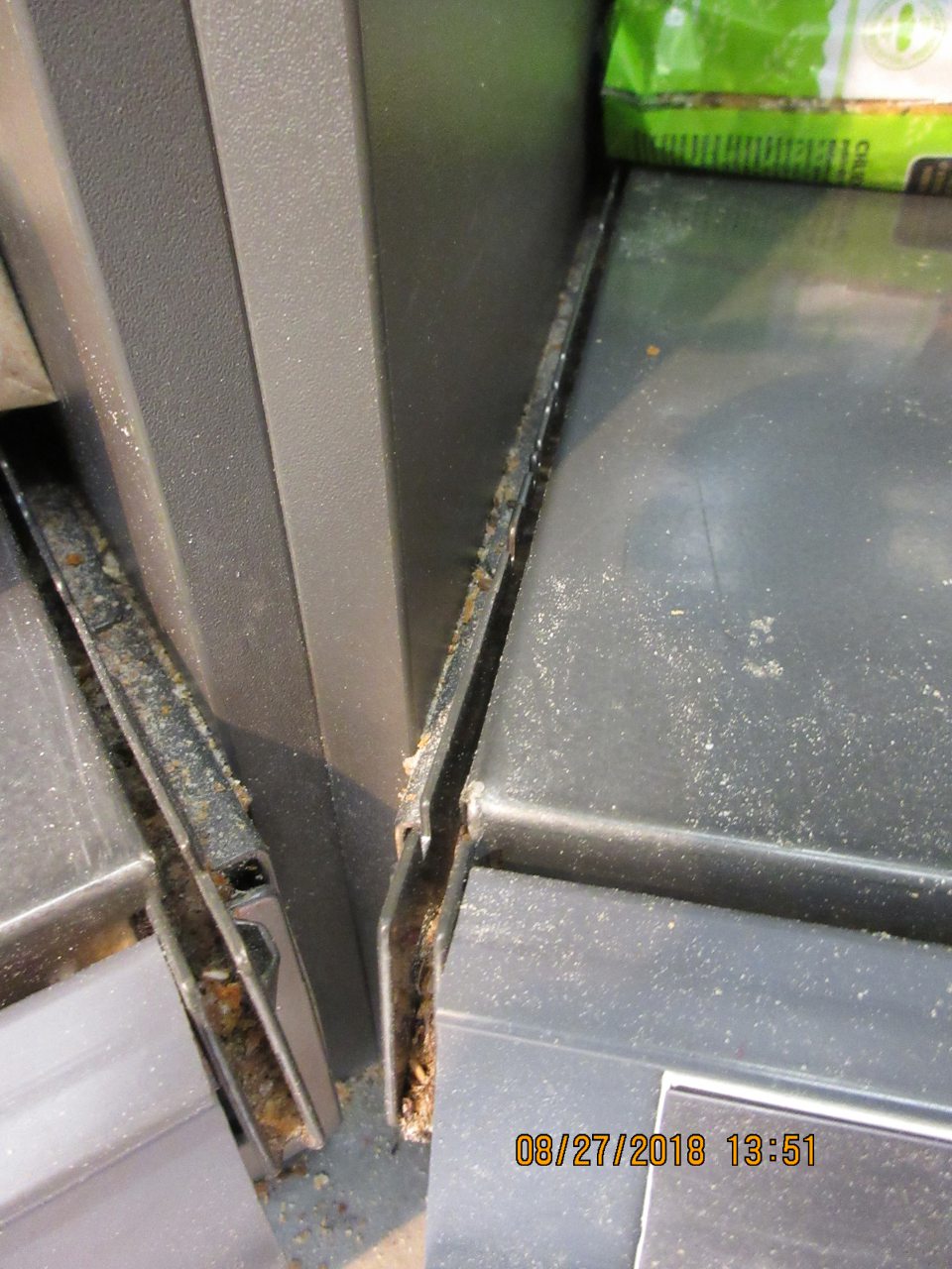 Znečistený regál na uchovávanie nebaleného pečiva.