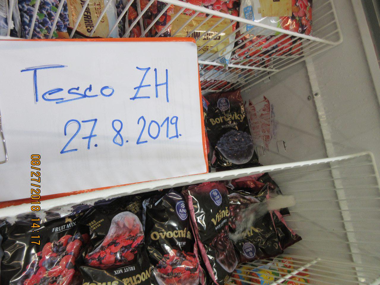 Znečistená ložná plocha v mraziacej vitríne na uchovávanie hlbokozmrazeného ovocia zamrznutou skondenzovanou vodou vo väčšom rozsahu.