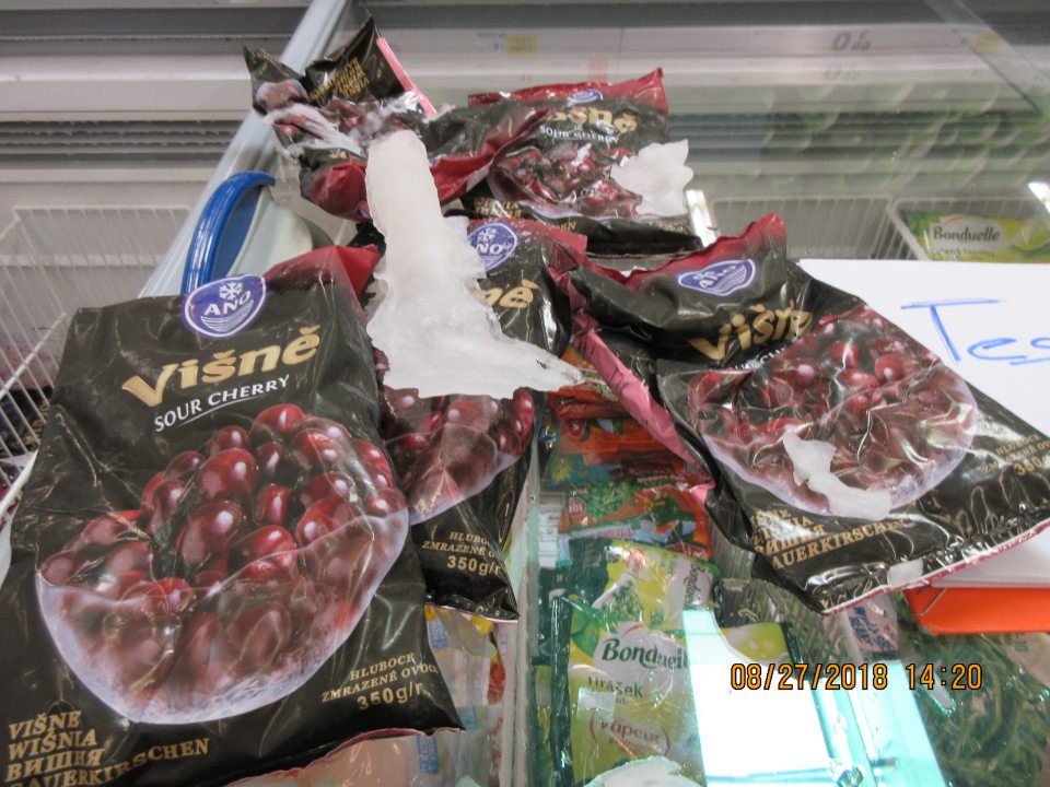 5ks baleného hlbokozmrazeného ovocia uchovávaného v mraziacej vitríne bolo na povrchu kontaminovaných vrstvou zamrznutej kondenzovanej vody. 