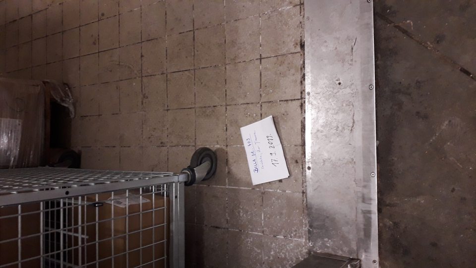 Znečistená podlaha v mraziarenskom boxe.