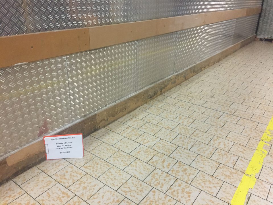 opotrebovaný náter drevených líšt v sklade