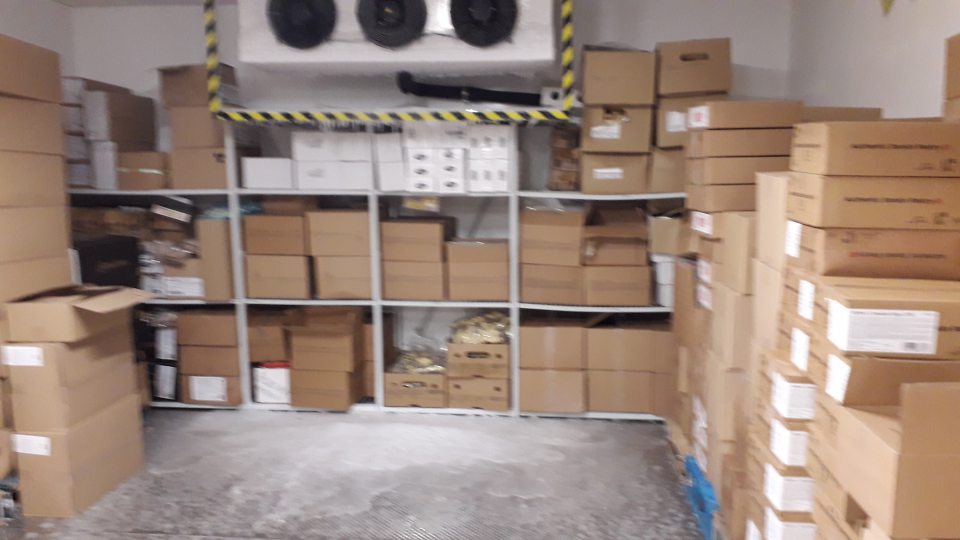 Stena, strop, podlaha a ventilátor v chladiarenskom boxe boli pokryté vrstvou nárazy