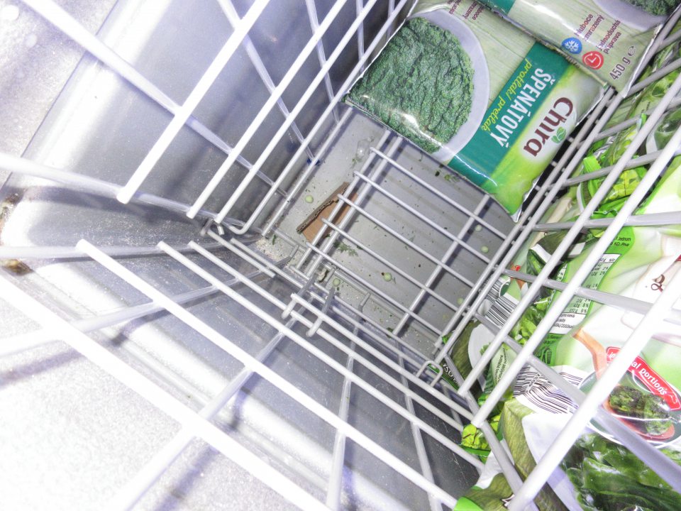 Mraziace zariadenie na predajnej ploche bolo znečistené zvyškami potravín, obalového materiálu a hrubou nečistotou