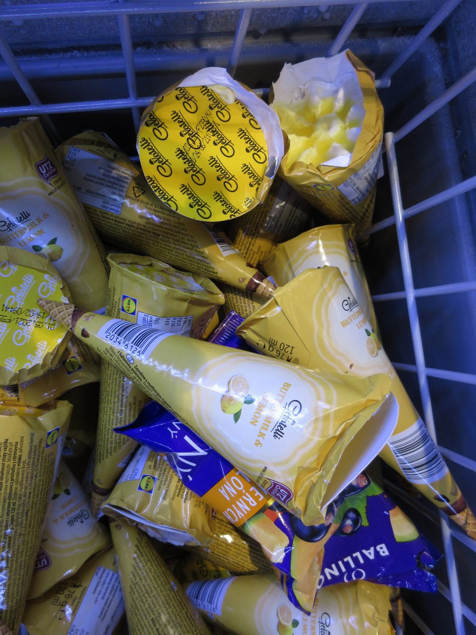 Mrazené krémy - kornútky 3ks mali poškodený obal.