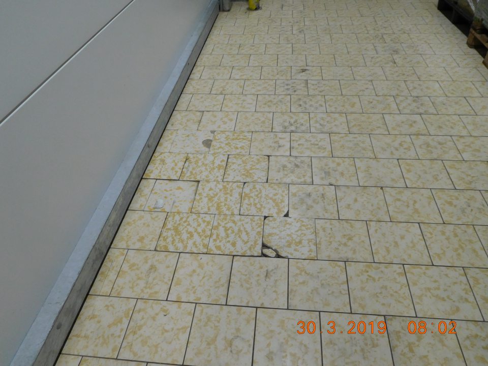 V priestore skladu poškodená podlaha.