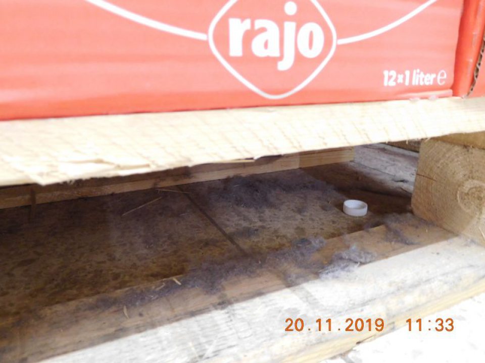 Znečistenie podlahy prachom, hrubými nečistotami na viacerých miestach v predajných priestoroch, hlavne pod paletami s trvanlivými potravinami.