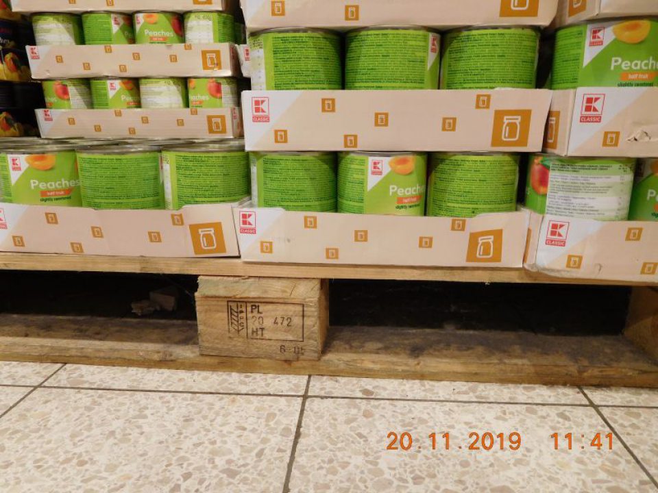 Znečistenie podlahy prachom, hrubými nečistotami na viacerých miestach v predajných priestoroch, hlavne pod paletami s trvanlivými potravinami.