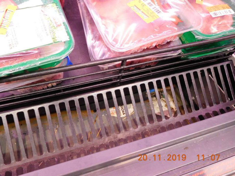 Znečistenie nečistotami, potečenou tekutinou, zvyškami potravín v chladiacich zariadeniach na balené chladené mäso.