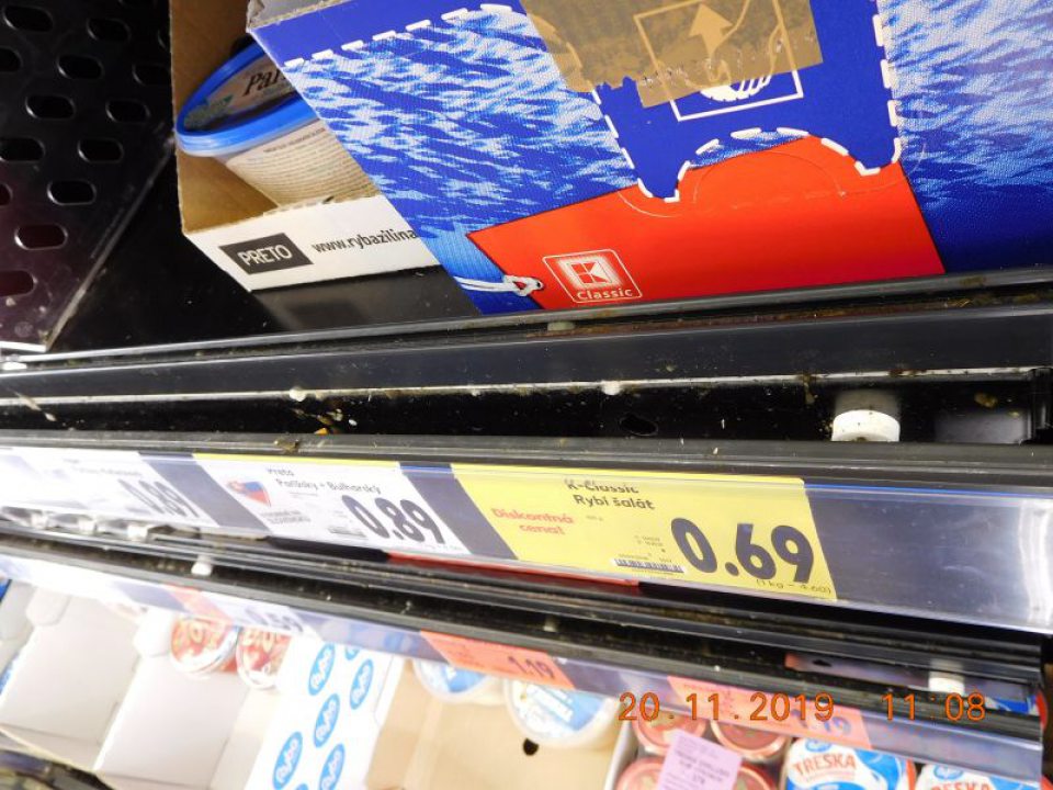 Znečistenie nečistotami, potečenou tekutinou, zvyškami potravín v chladiacich zariadeniach na rybacie výrobky.