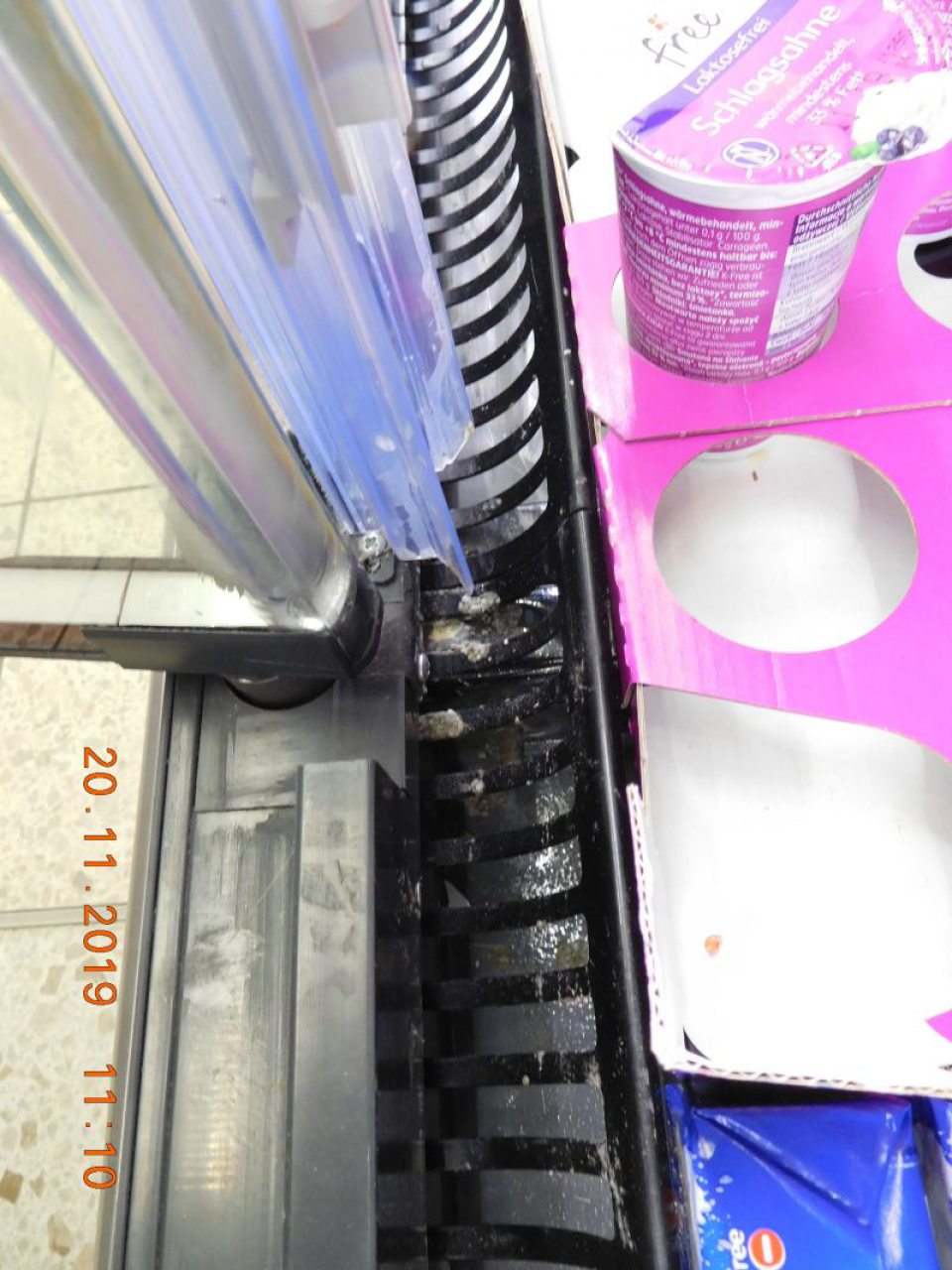 Znečistenie nečistotami, potečenou tekutinou, zvyškami potravín v chladiacich zariadeniach na mliečne výrobky.