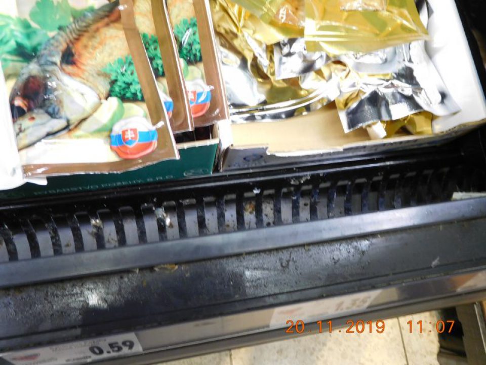 Znečistenie nečistotami, potečenou tekutinou, zvyškami potravín v chladiacich zariadeniach na rybacie výrobky.