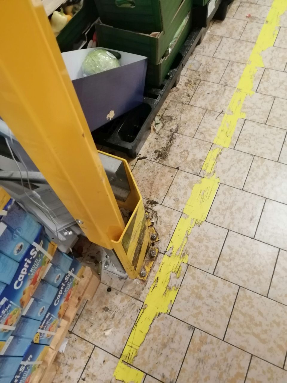 Nános nečistôt na podlahe pri kovových zábranách.