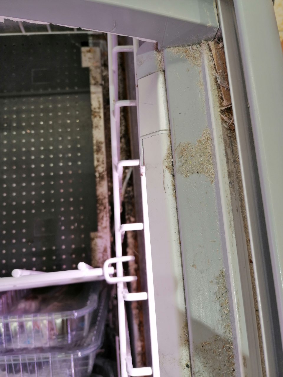 Nános nečistôt v lištách pre posuvné dvere a na dne mraziacej vane.