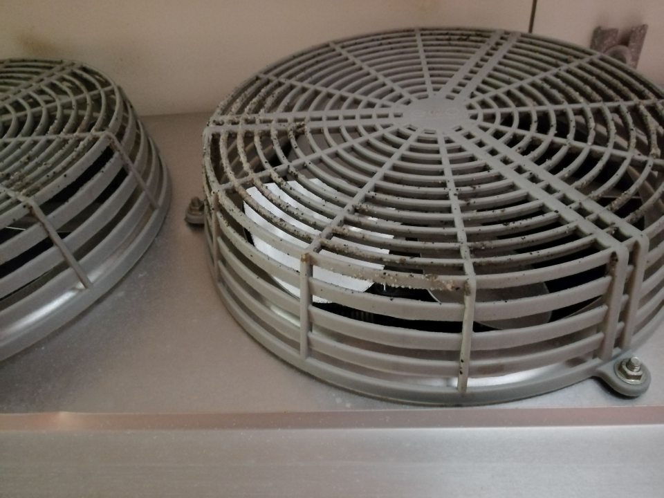 Zaprášené mriežky ventilátorov s výskytom plesne.