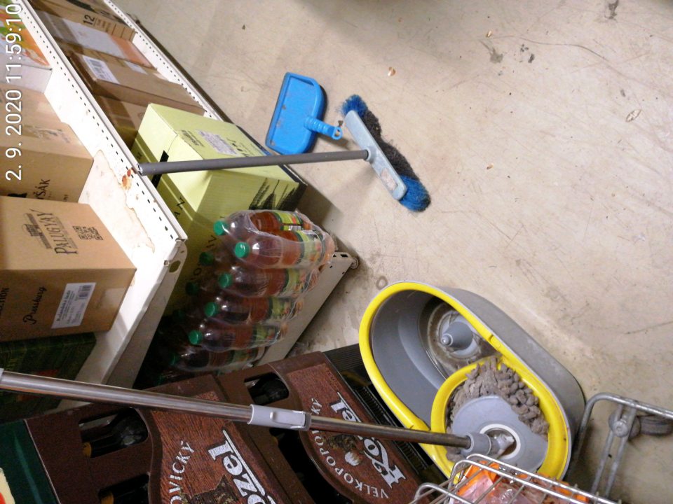 Podlahy znečistené