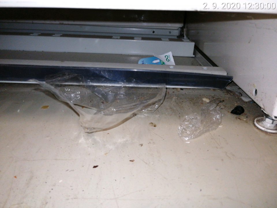 Podlahy znečistené