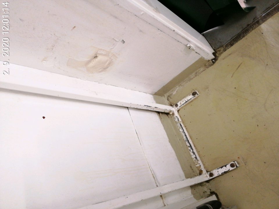 Steny poškodené, znečistené