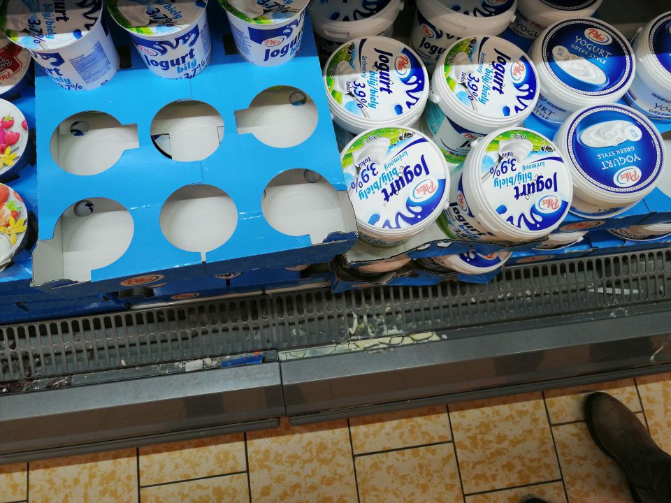 Znečistená a zatečená mriežka chladiacej vitríny.