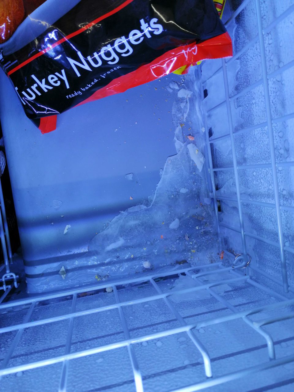 Vrstva ľadu na dne mraziacej vane.