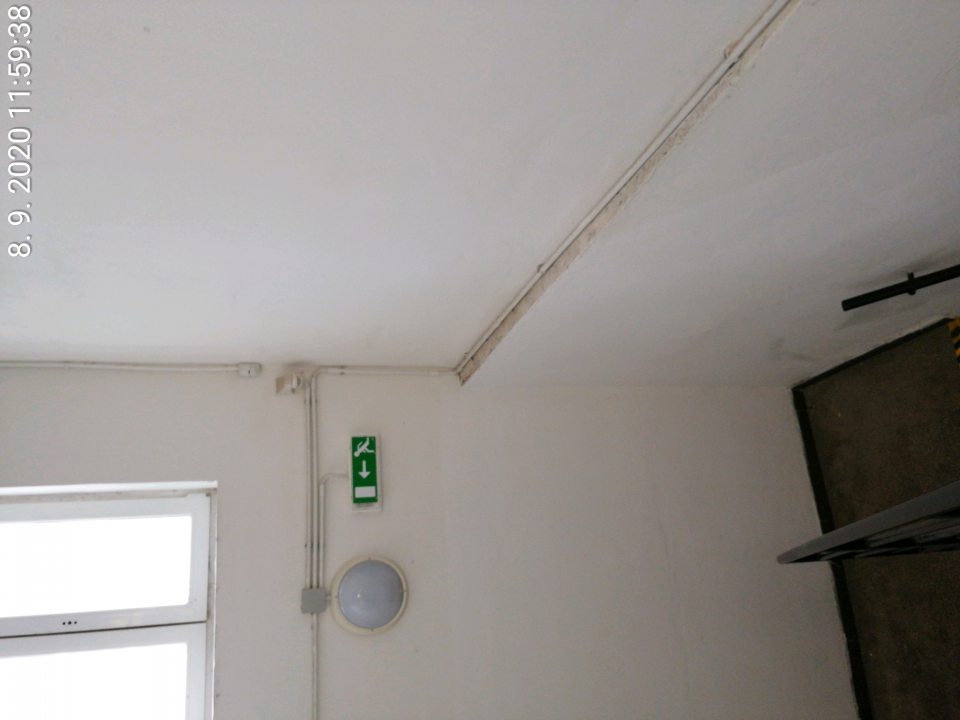Steny, okná znečistené, zaprášené