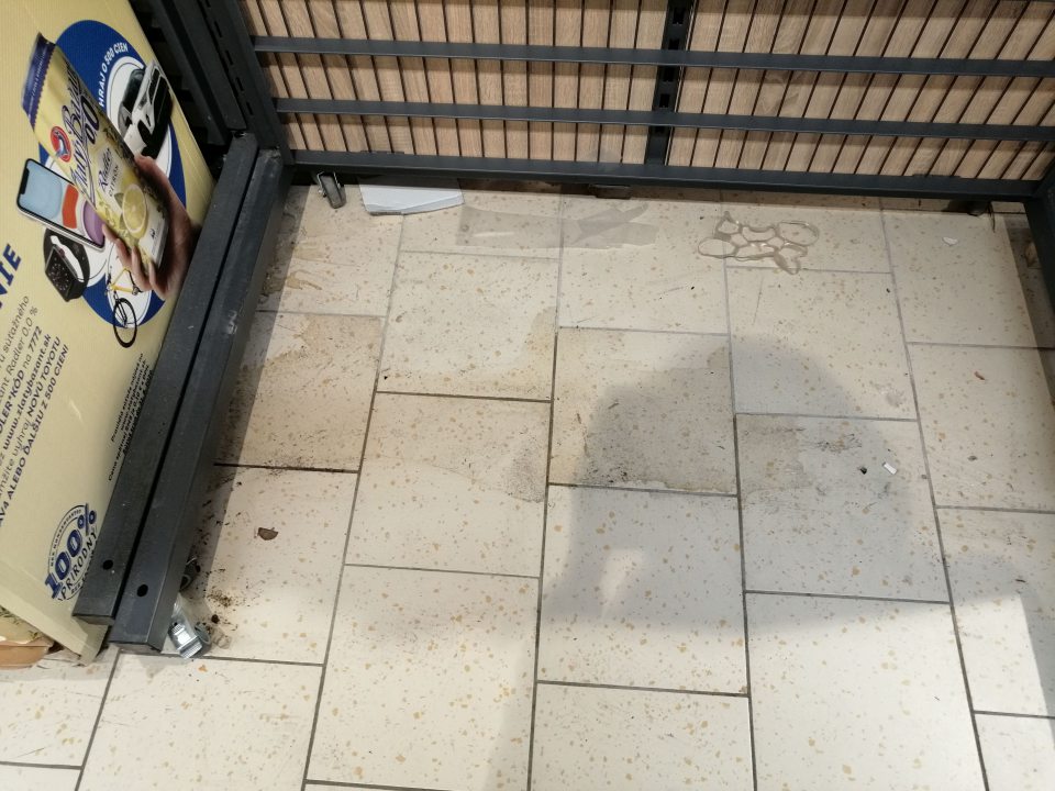 Znečistená podlaha v mieste predaja nápojov.