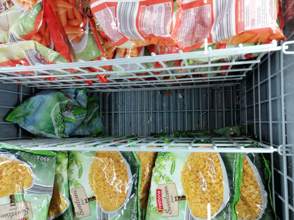 Znečistené dno mraziacej vane.