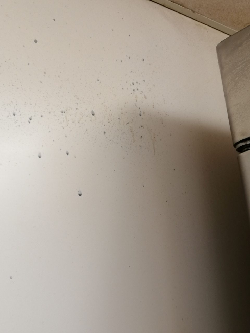 Znečistená stena v časti prípravy a pečenia pečiva.