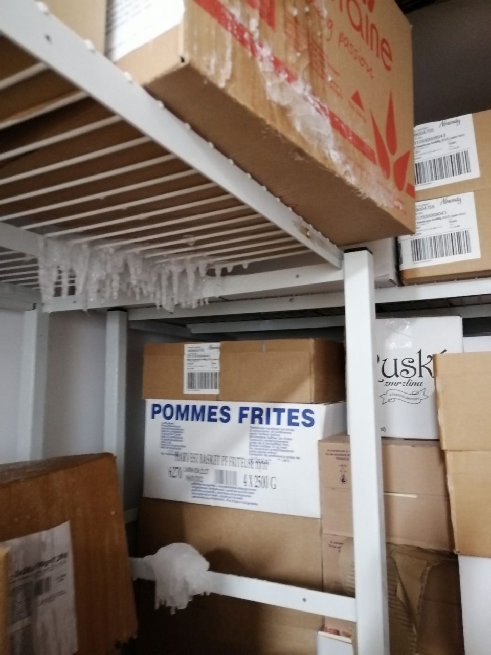 Výskyt výraznej námrazy na agregáte, na policiach regálu a kartónoch s výrobkami v časti pod agregátom v mraziarenskom sklade.