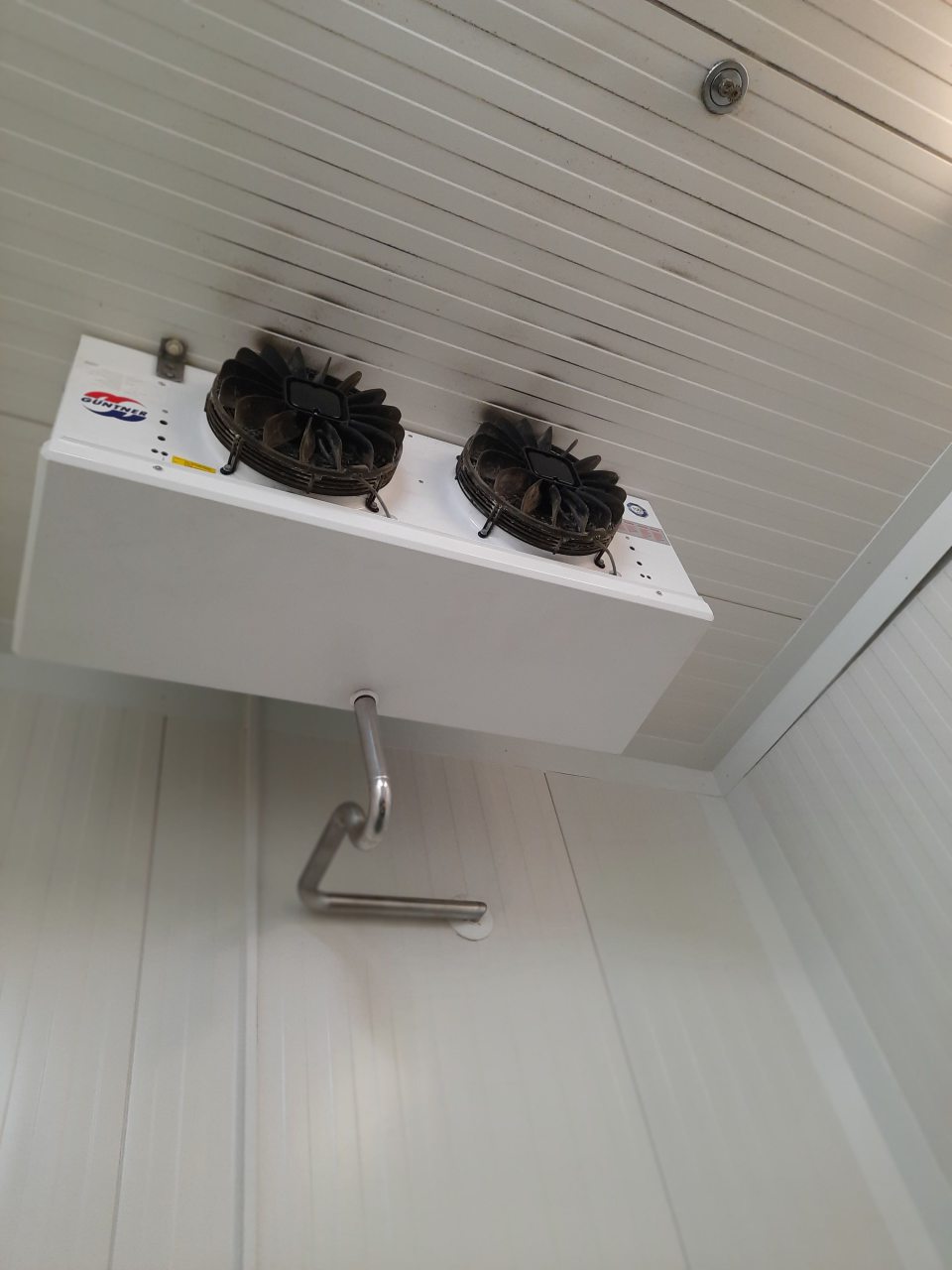 Zaprášené mriežky ventilátorov chladiacej jednotky a priľahlý strop v sklade ovocia a zeleniny.