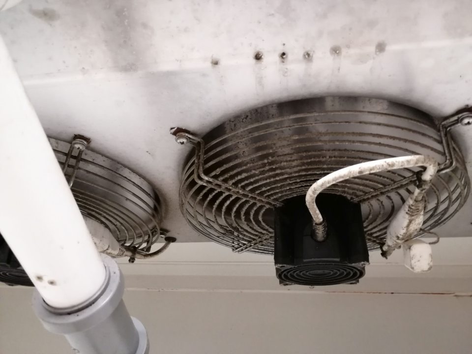 Znečistené mriežky ventilátorov chladiacej jednotky v sklade ovozelu.