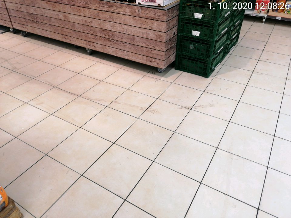 Podlahy znečistené