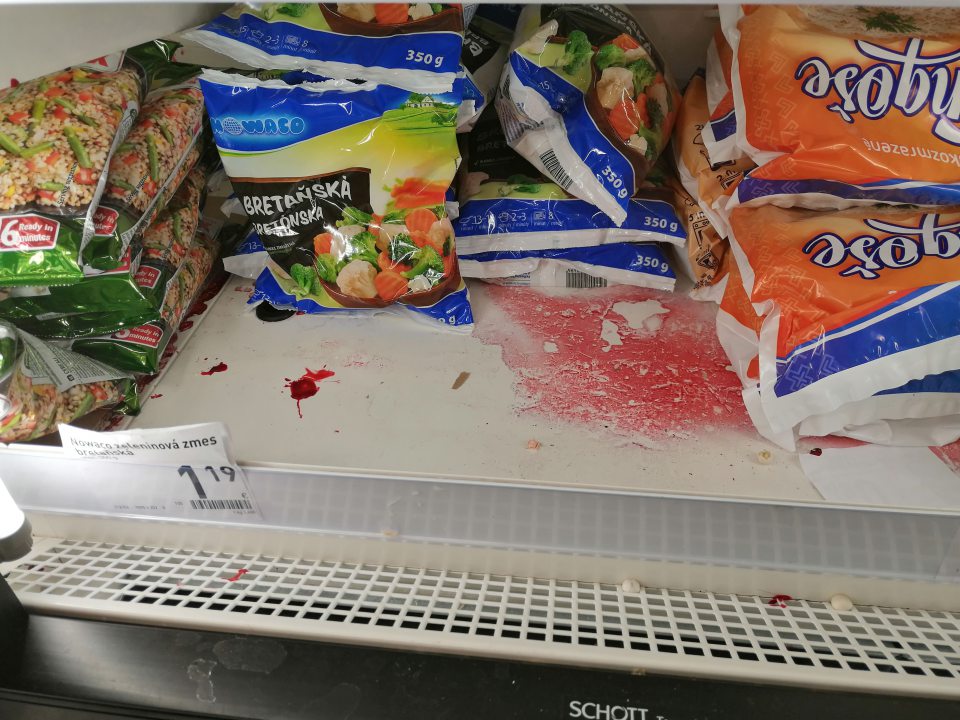 Znečistené dno mraziacej vitríny.