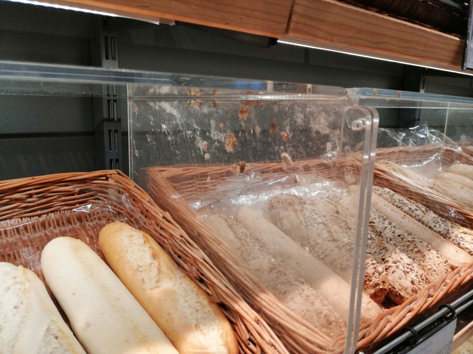 Znečistené plexisklové kryty nebaleného pečiva.