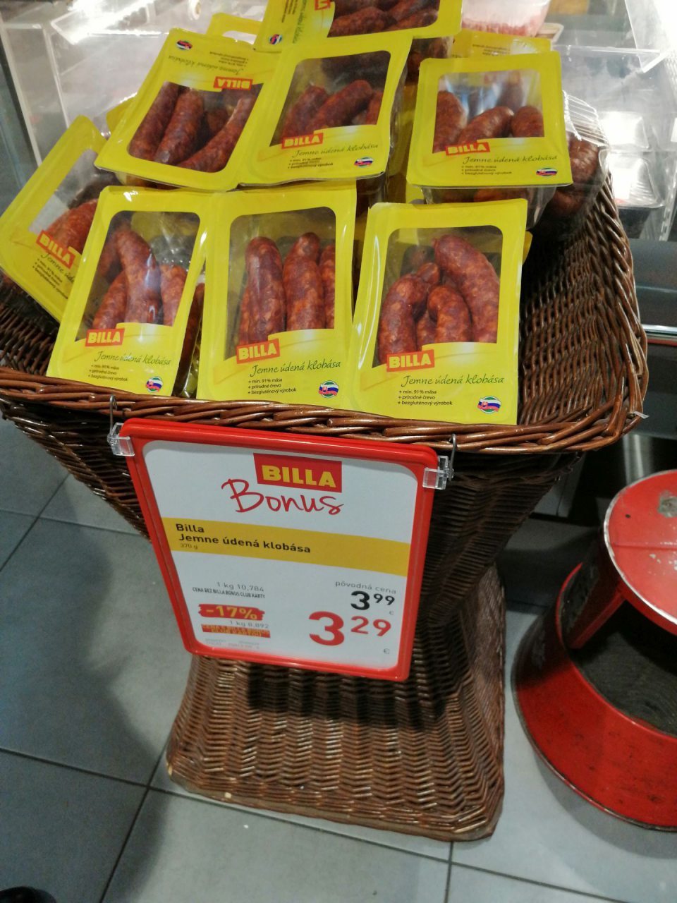 Mäsový výrobok na predajnej ploche vystavovaný pri teplote prostredia.