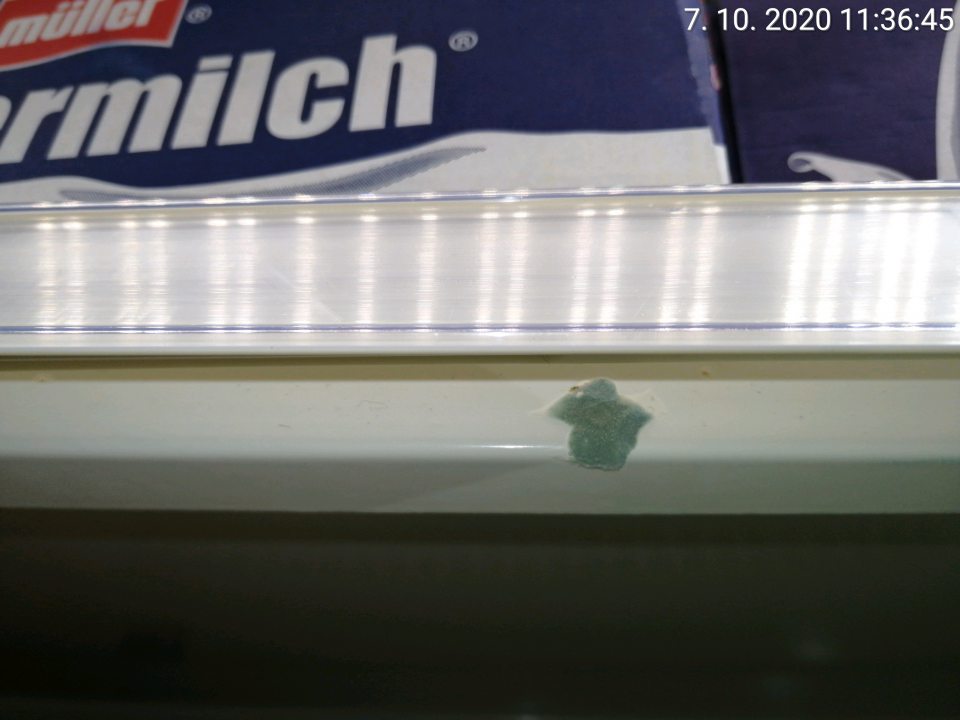 Chladiace vitríny znečistené plesňou