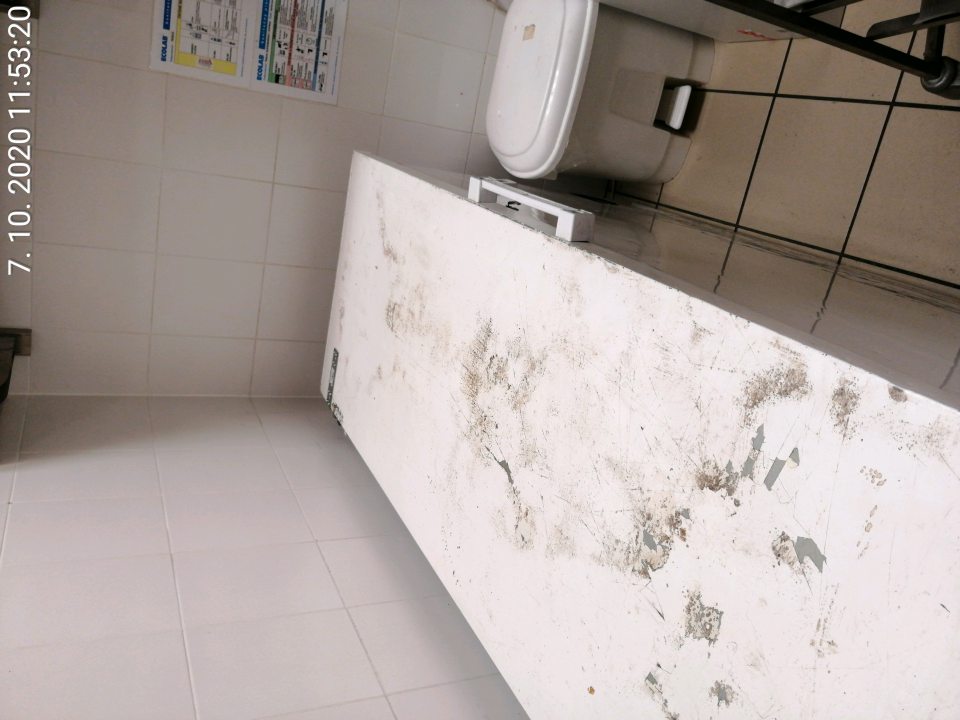 mraziaci box znečistený