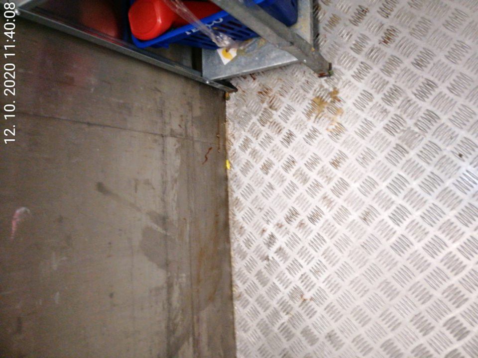 Podlaha v chladiacom boxe znečistená