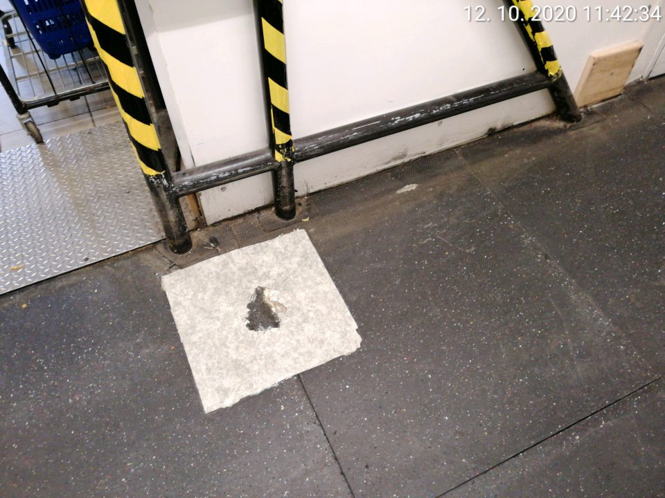 Podlaha v sklade poškodená