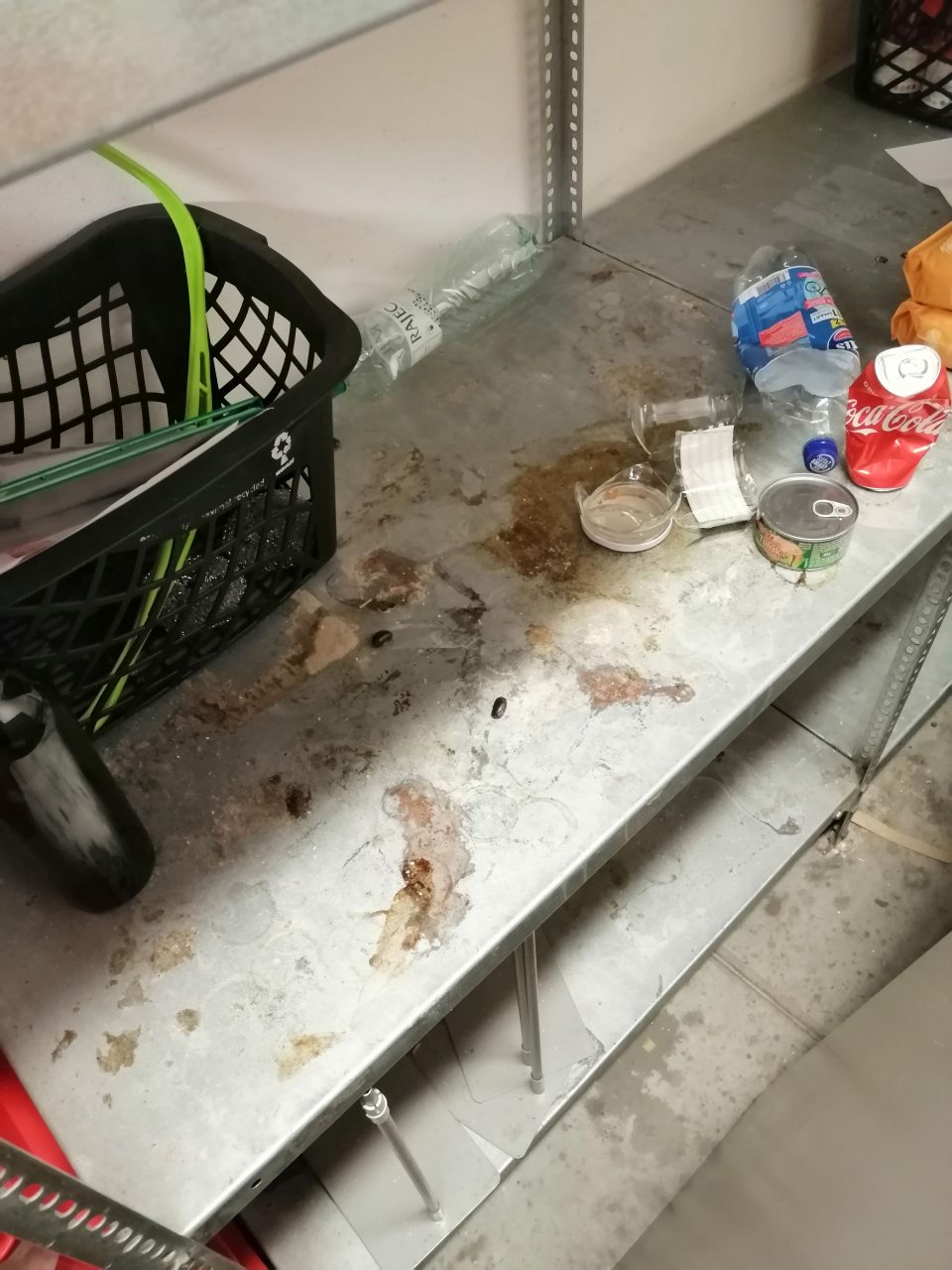 Znečistené police regálu s odpismi.