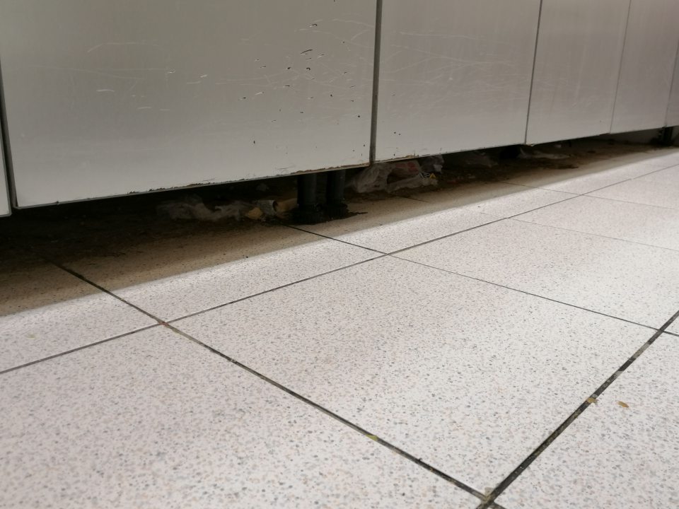 Výrazný nános nečistôt pod skrinkami v zápultí oddelenia lahôdok.
