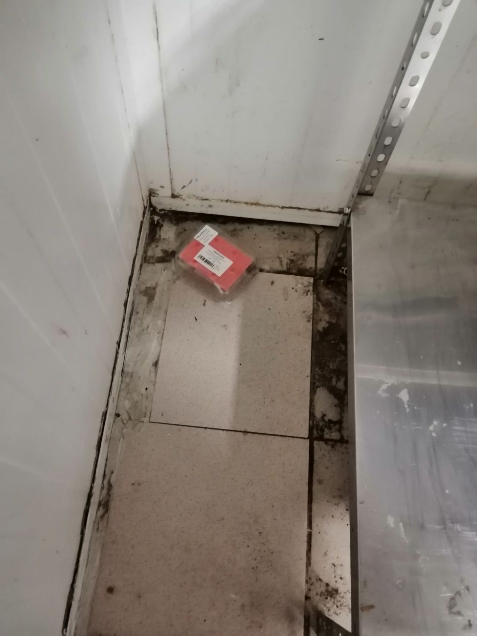 Nános nečistôt na podlahe v chladenom sklade ovocia a zeleniny.