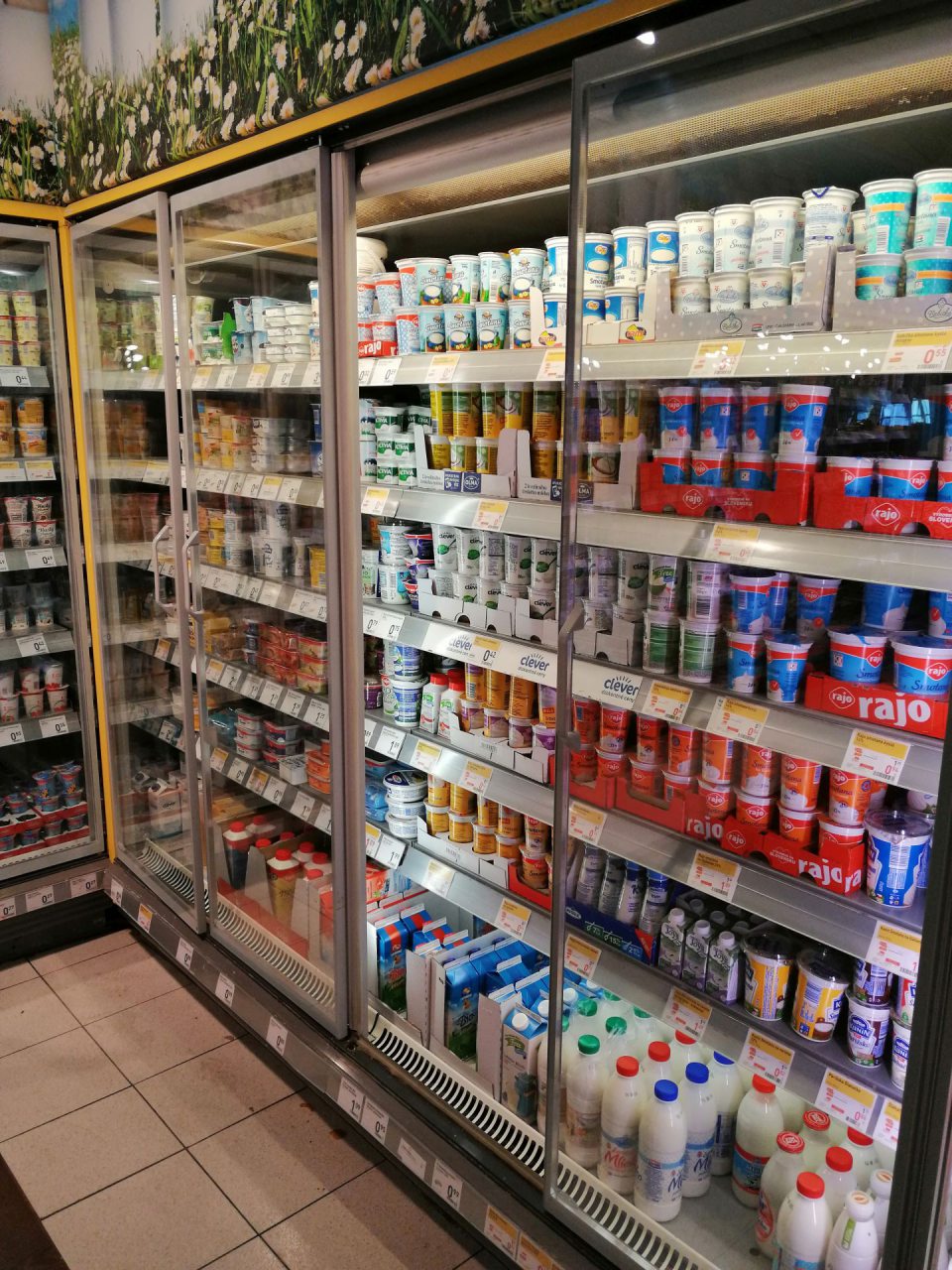 Chýbajúce dvierka chladiacej vitríny.